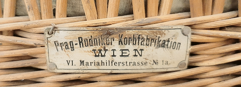 Zwei Korbsessel mit Wildlederbezug